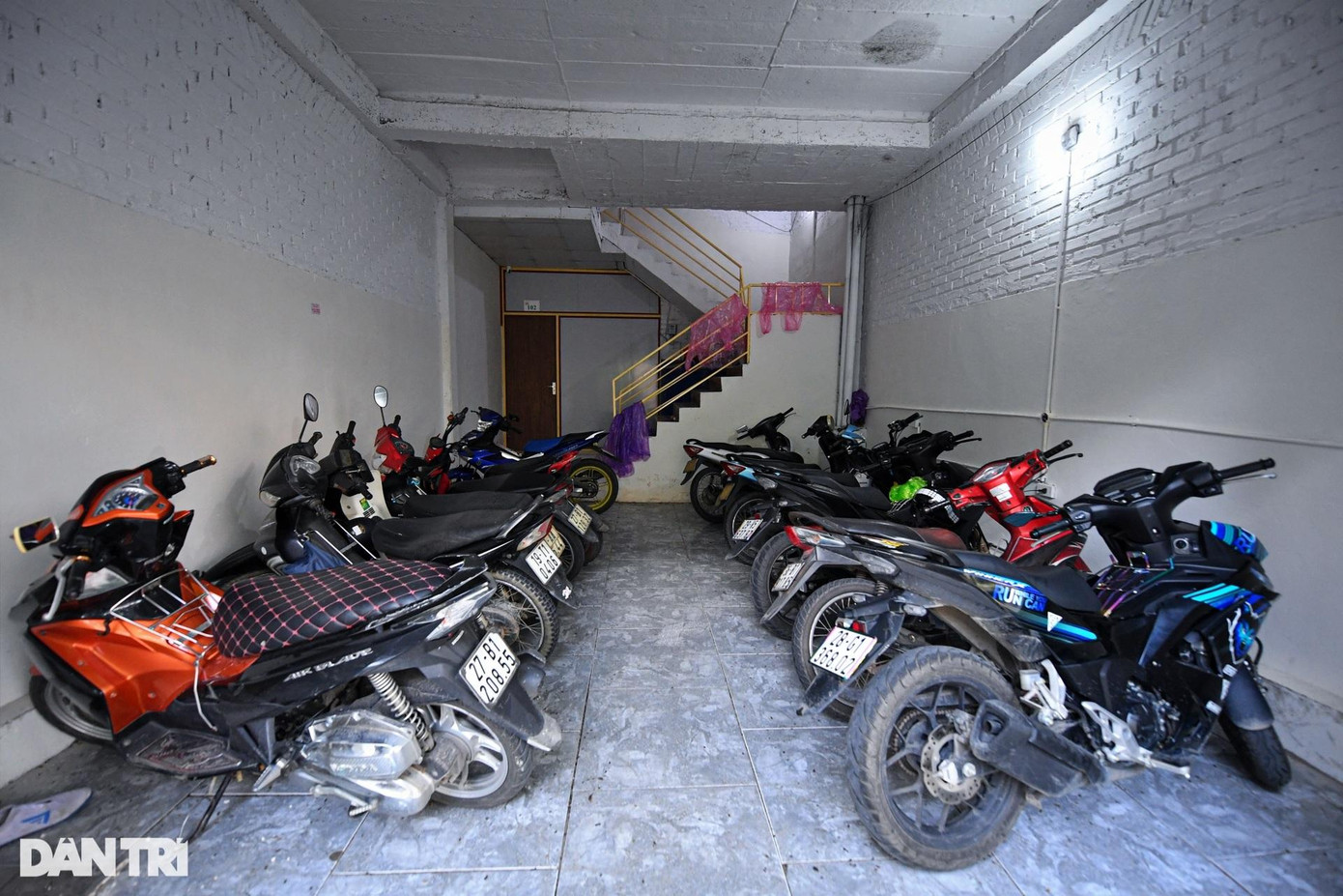 Ba năm qua, đơn vị đã cải tạo các biệt thự, nhà liền kề thành 1.000 phòng trọ tại khu đô thị Vân Canh, Lideco, Nam 32 (cùng tại huyện Hoài Đức), Tân Tây Đô (huyện Đan Phượng),… Riêng tại khu đô thị Vân Canh, 70 căn biệt thự đã "biến" thành 500 phòng trọ, với 3 phân khúc: Phân khúc bình dân: Diện tích 15-20m2; giá 1,4 - 1,8 triệu đồng. Phân khúc cơ bản gồm giường, tủ: Diện tích 26 - 31m2; giá 1,8 - 2,5 triệu đồng. Phân khúc tiện nghi đầy đủ nội thất: Diện tích 22 - 40m2; giá 2,3 - 3,7 triệu đồng. Ba năm qua, đơn vị đã cải tạo các biệt thự, nhà liền kề thành 1.000 phòng trọ tại khu đô thị Vân Canh, Lideco, Nam 32 (cùng tại huyện Hoài Đức), Tân Tây Đô (huyện Đan Phượng),… Riêng tại khu đô thị Vân Canh, 70 căn biệt thự đã "biến" thành 500 phòng trọ, với 3 phân khúc: Phân khúc bình dân: Diện tích 15-20m2; giá 1,4 - 1,8 triệu đồng. Phân khúc cơ bản gồm giường, tủ: Diện tích 26 - 31m2; giá 1,8 - 2,5 triệu đồng. Phân khúc tiện nghi đầy đủ nội thất: Diện tích 22 - 40m2; giá 2,3 - 3,7 triệu đồng.