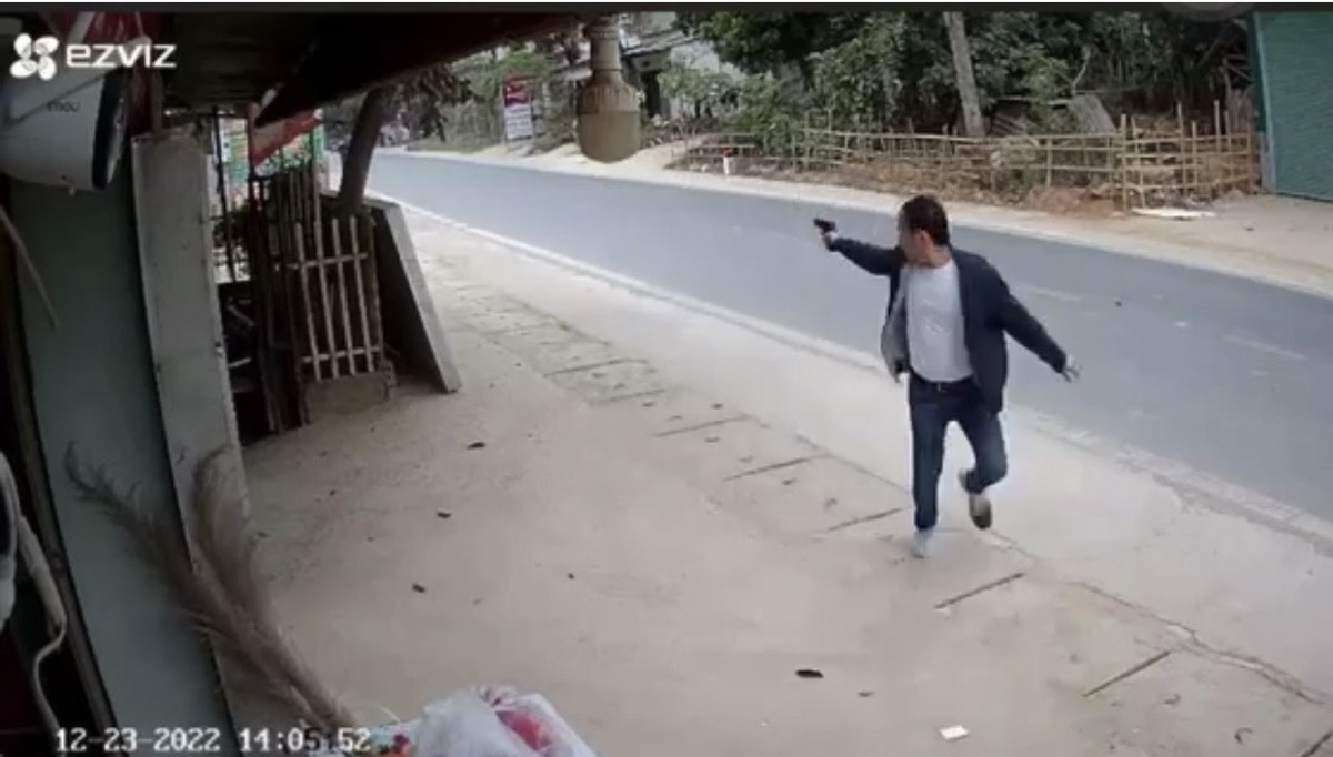 Đối tượng buôn ma túy bỏ chạy khỏi xe, dùng súng bắn trả lực lượng chức năng