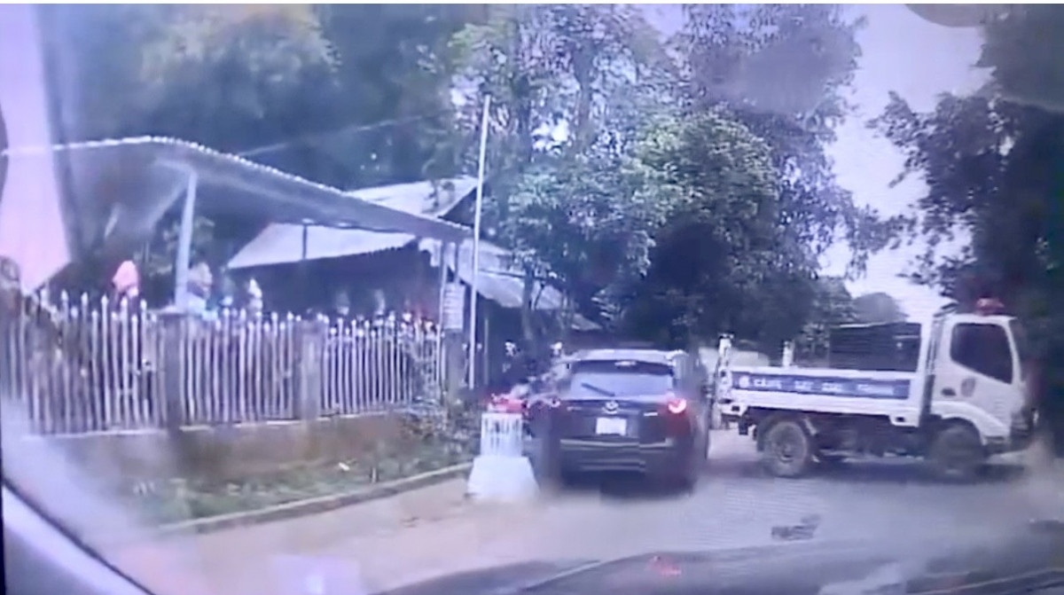 Chiếc xe của đối tượng buôn ma túy lao về phía trước, đâm vào phần đuôi xe CSGT