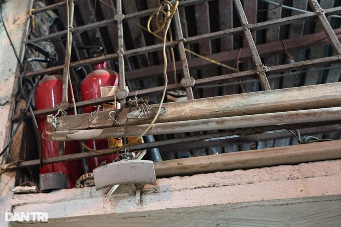 Mỗi tầng nhà đều được trang bị bình cứu hỏa, đề phòng trường hợp cháy, nổ. (Ảnh: Minh Nhân). Mỗi tầng nhà đều được trang bị bình cứu hỏa, đề phòng trường hợp cháy, nổ. (Ảnh: Minh Nhân).