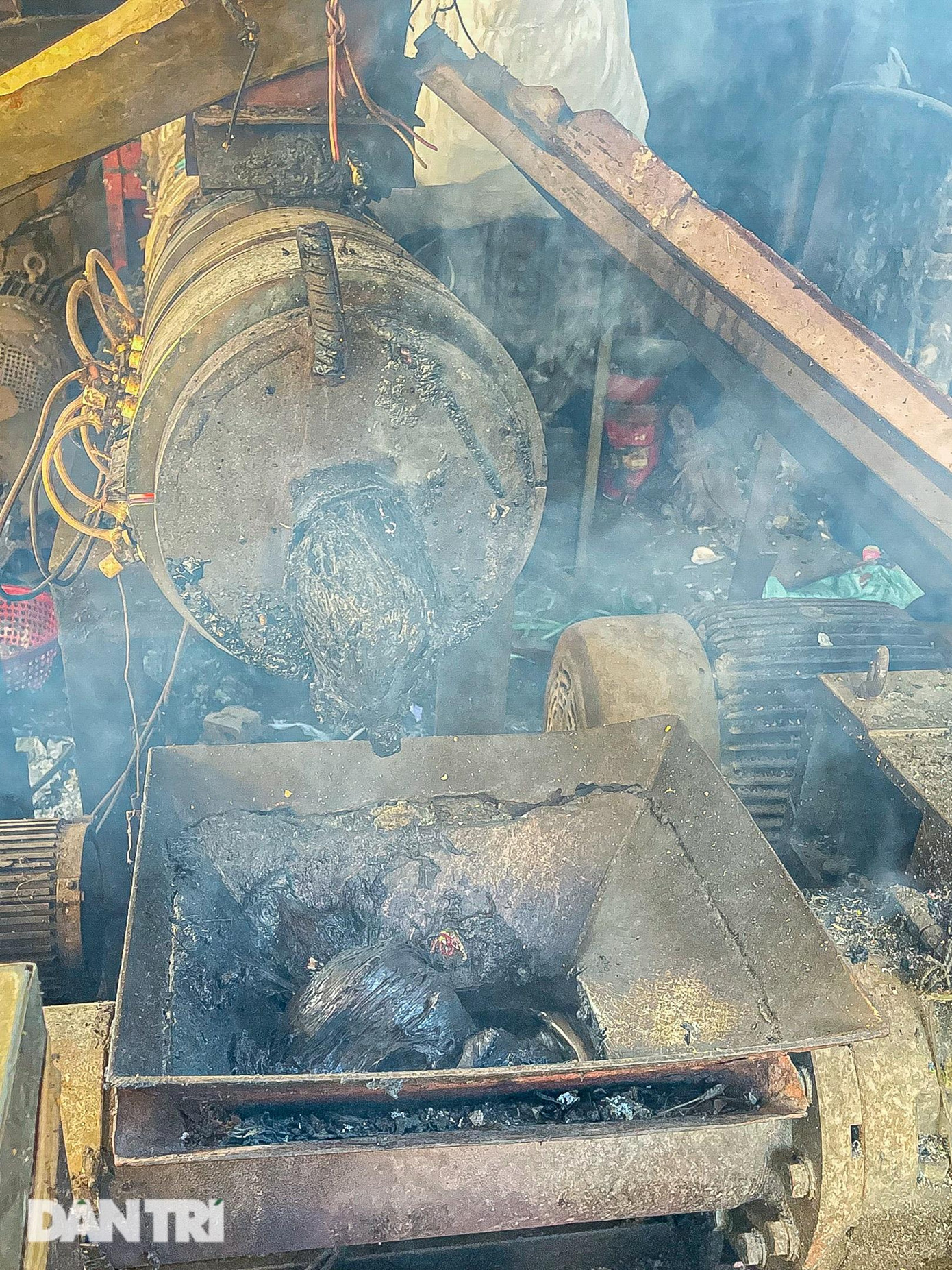 Máy móc cáu bẩn, han gỉ.