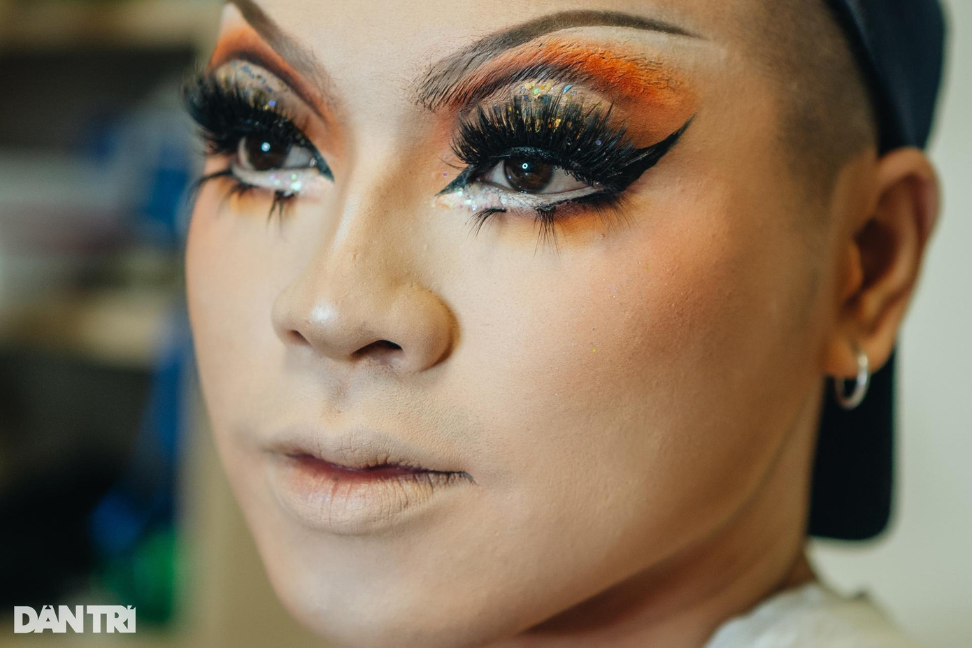 Drag Queen thường trang điểm đậm và kỹ, nhấn vào đôi mắt và cặp lông mày.