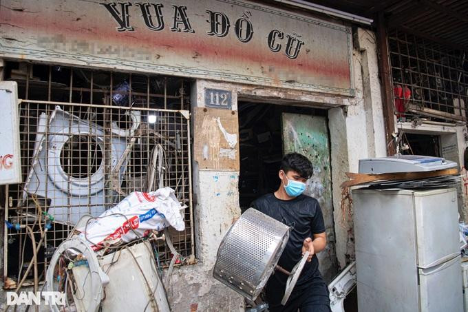 Cửa hàng đồ cũ tồn tại hơn 20 năm, nơi nhiều thợ sửa chữa điện tử điện lạnh tìm đến mua các linh kiện, thiết bị. (Ảnh: Mạnh Quân). Cửa hàng đồ cũ tồn tại hơn 20 năm, nơi nhiều thợ sửa chữa điện tử điện lạnh tìm đến mua các linh kiện, thiết bị. (Ảnh: Mạnh Quân).
