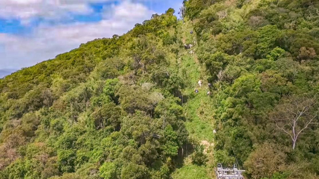 Cáp treo lên núi Tà Cú. Ảnh: D.T.