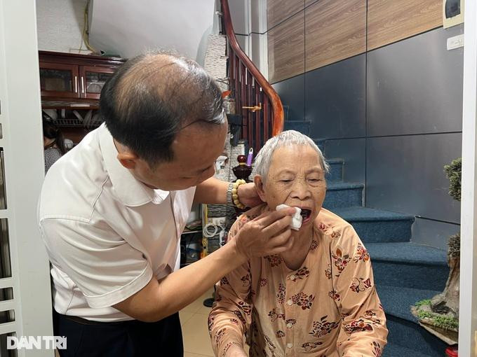 Mỗi sáng bận đi đâu, ông Hương cũng đều tranh thủ giúp mẹ vệ sinh cá nhân và ăn bữa sáng. (Ảnh: P.H.H). Mỗi sáng bận đi đâu, ông Hương cũng đều tranh thủ giúp mẹ vệ sinh cá nhân và ăn bữa sáng. (Ảnh: P.H.H).