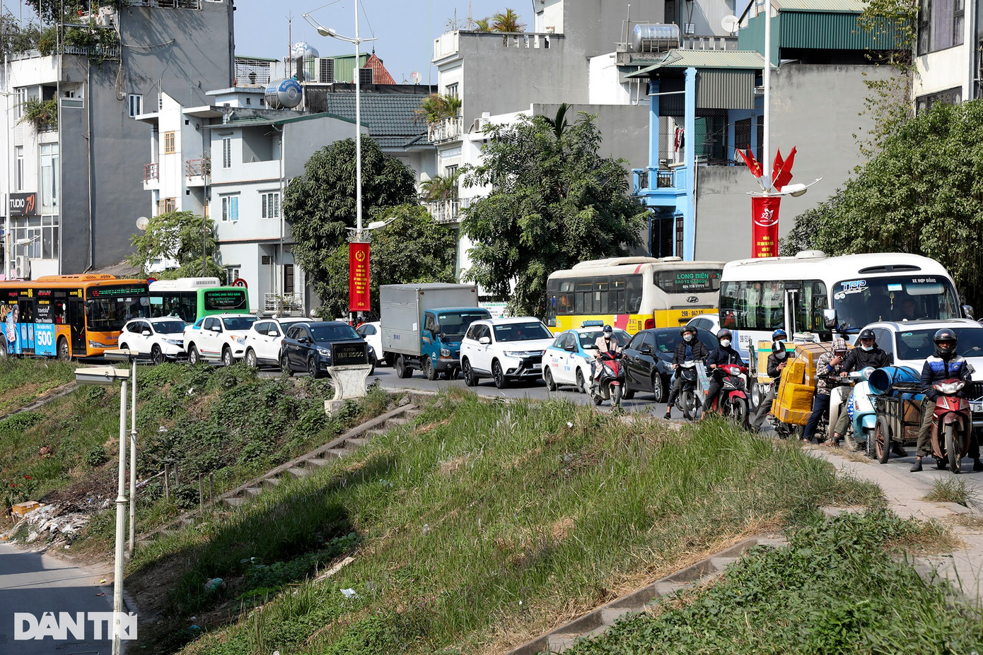 Dòng phương tiện bị ùn tắc kéo dài đến ngã ba Xuân Diệu - Âu Cơ, đoạn đường này dài khoảng 3,5km. Đây đều là những đoạn đường hướng về phủ Tây Hồ.