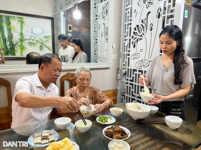 Bà Chiến cùng chồng chăm sóc người mẹ đãng trí nhiều năm qua. (Ảnh: P.H.H). Bà Chiến cùng chồng chăm sóc người mẹ đãng trí nhiều năm qua. (Ảnh: P.H.H).