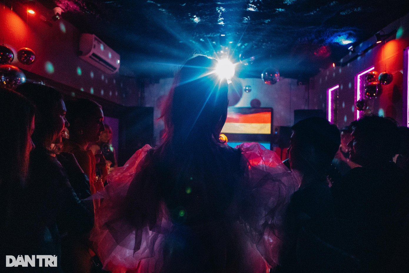 Drag Queen tên Fiona Hi - Lee tự tin bước lên sân khấu trình diễn.