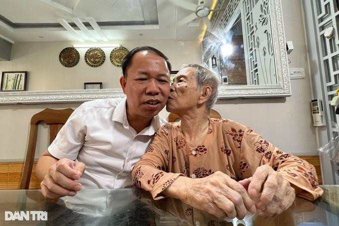 Hai mẹ con ông Hương luôn dành cho nhau những cử chỉ, hành động đầy tình cảm mỗi ngày. (Ảnh: P.H.H) Hai mẹ con ông Hương luôn dành cho nhau những cử chỉ, hành động đầy tình cảm mỗi ngày. (Ảnh: P.H.H)