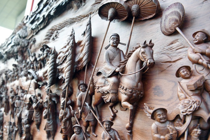 Trong tranh có tới 348 người được chạm khắc tinh xảo, thể hiện bàn tay khéo léo của người thợ (Ảnh: H.T). Trong tranh có tới 348 người được chạm khắc tinh xảo, thể hiện bàn tay khéo léo của người thợ (Ảnh: H.T).