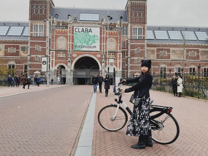 Vợ chồng chị Hương dành 2 ngày đi lại ở Amsterdam bằng xe đạp như người bản địa, ghé qua một số điểm check-in ở Thủ đô (Ảnh: Huong Hainy). Vợ chồng chị Hương dành 2 ngày đi lại ở Amsterdam bằng xe đạp như người bản địa, ghé qua một số điểm check-in ở Thủ đô (Ảnh: Huong Hainy).