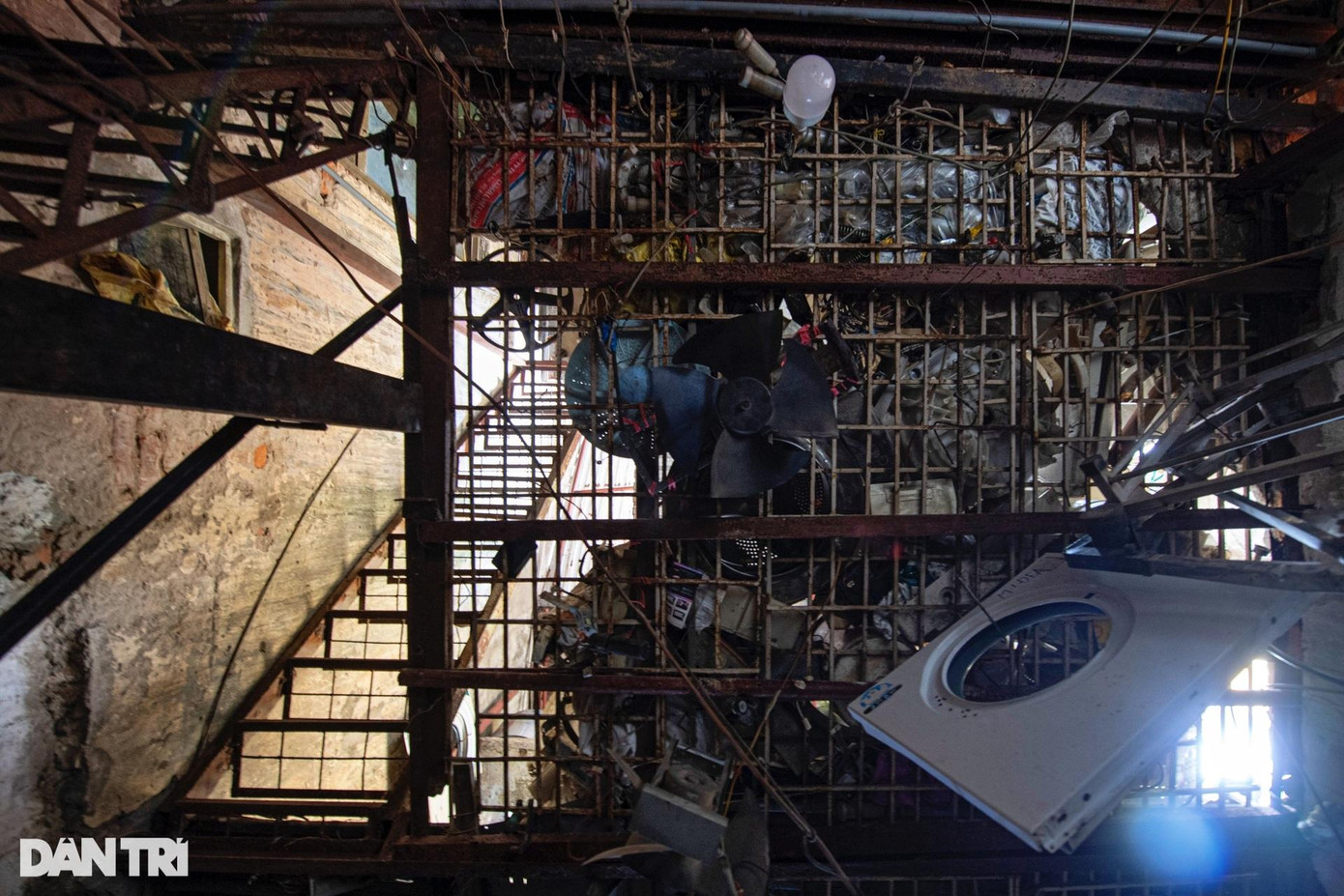 "Công việc 25 năm qua không có gì mệt mỏi, chỉ hơi bận bịu vì tiếp nhiều khách hàng mỗi ngày. Khó khăn duy nhất là ba căn nhà không đủ để chứa hết các loại thiết bị", ông Nhân nói đang tính thuê một căn nhà đủ rộng để sắp xếp lại các thiết bị. "Công việc 25 năm qua không có gì mệt mỏi, chỉ hơi bận bịu vì tiếp nhiều khách hàng mỗi ngày. Khó khăn duy nhất là ba căn nhà không đủ để chứa hết các loại thiết bị", ông Nhân nói đang tính thuê một căn nhà đủ rộng để sắp xếp lại các thiết bị.