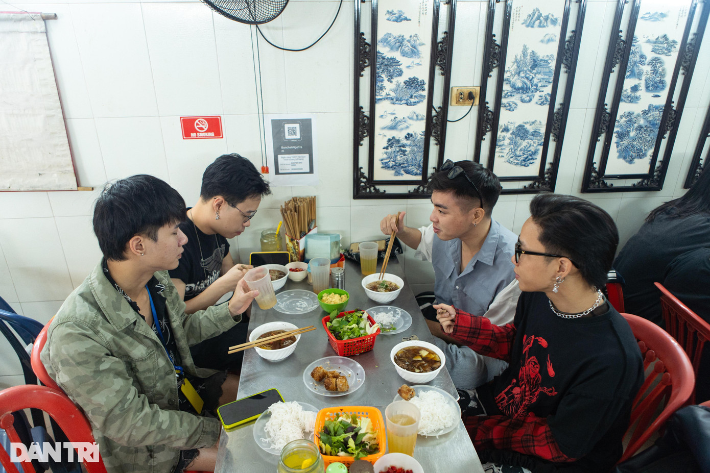 Họ cùng nhau bàn bạc về những show diễn Drag Queen trong thời gian ăn trưa.