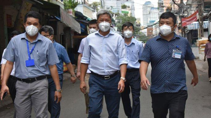 Thứ trưởng Nguyễn Trường Sơn kiểm tra công tác phòng chống dịch tại TPHCM thời điểm dịch bùng phát. Ảnh: HCDC