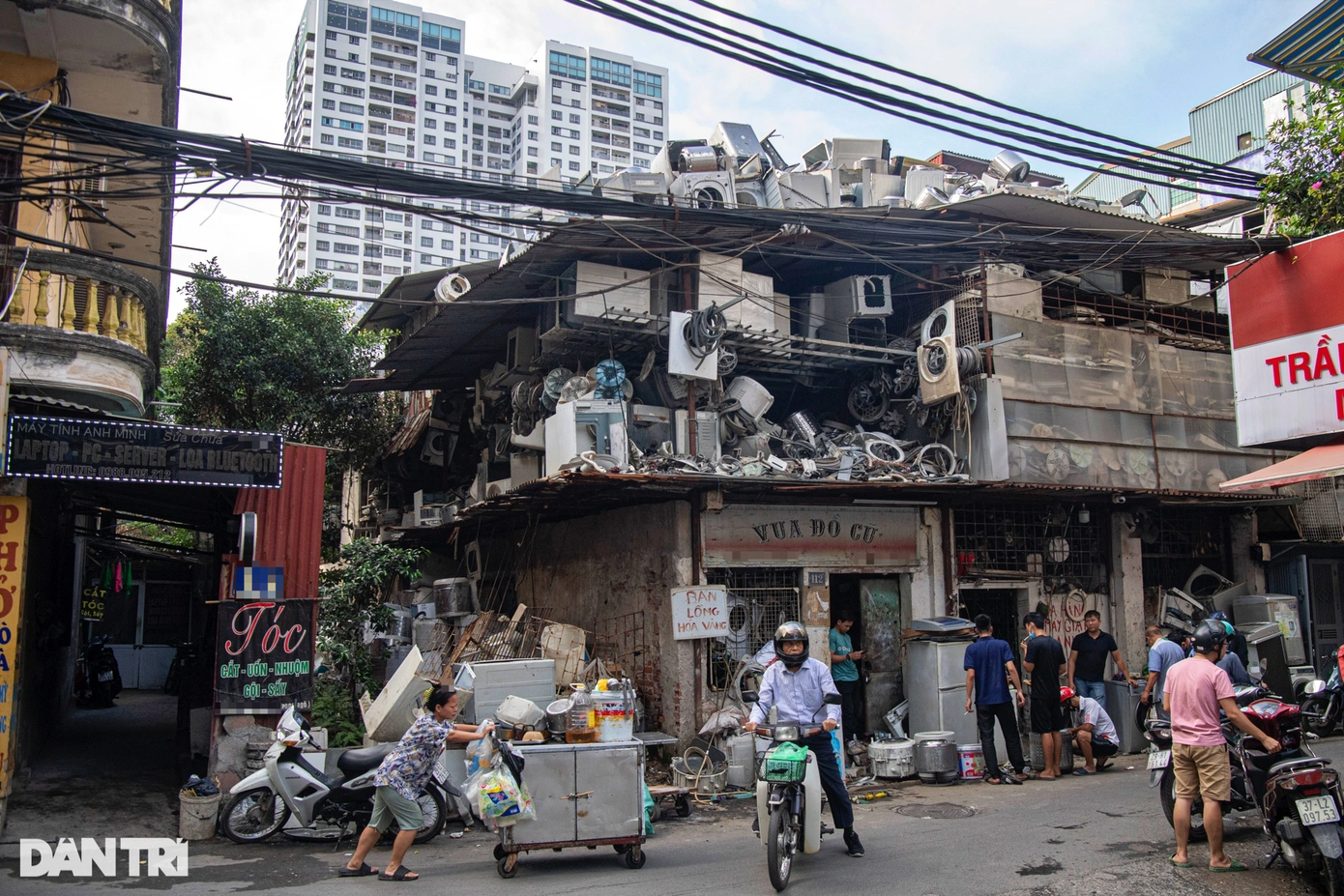Nằm sâu trong khu phố tấp nập ở quận Đống Đa (Hà Nội), căn nhà của ông Nguyễn Công Nhân (57 tuổi) khiến người đi đường choáng ngợp với hàng trăm vỏ máy giặt, linh kiện điện tử điện tử nằm chất đống như "núi" từ tầng một lên tận mái nhà. Nằm sâu trong khu phố tấp nập ở quận Đống Đa (Hà Nội), căn nhà của ông Nguyễn Công Nhân (57 tuổi) khiến người đi đường choáng ngợp với hàng trăm vỏ máy giặt, linh kiện điện tử điện tử nằm chất đống như "núi" từ tầng một lên tận mái nhà.