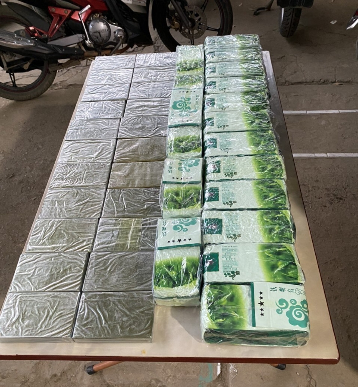 Khám xét trên xe của đối tượng, lực lượng chức năng thu giữ 22 bánh heroin và 17 kg katemine (ma túy tổng hợp)