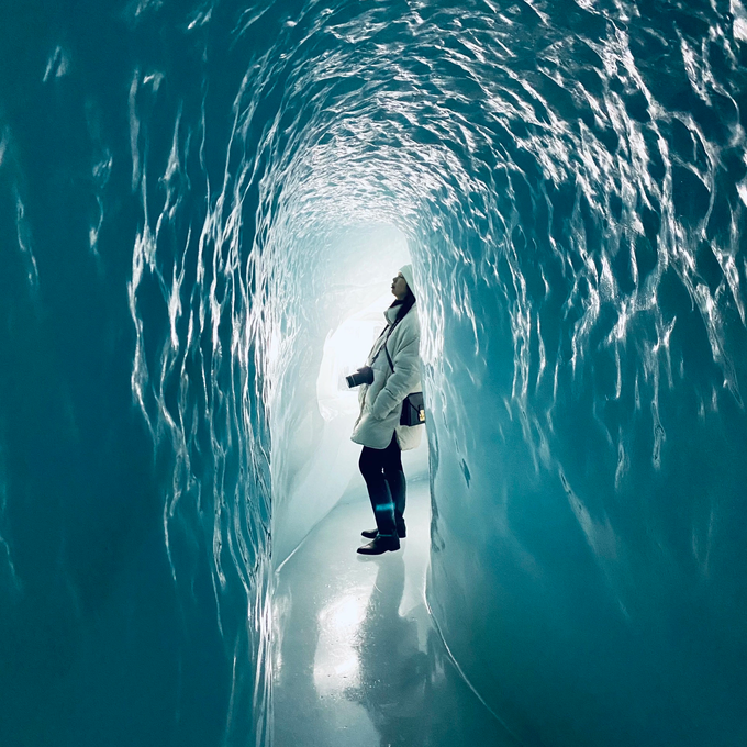 Chị Hương khám phá lâu đài băng trên đỉnh Jungfraujoch (Thụy Sĩ) - đỉnh núi được mệnh danh "nóc nhà châu Âu" (Ảnh: Huong Hainy). Chị Hương khám phá lâu đài băng trên đỉnh Jungfraujoch (Thụy Sĩ) - đỉnh núi được mệnh danh "nóc nhà châu Âu" (Ảnh: Huong Hainy).