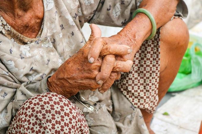Vẫn lao động cật lực hơn 8 tiếng mỗi ngày, bà cụ 92 chai sạn, khô héo (Ảnh: Nguyễn Vy).