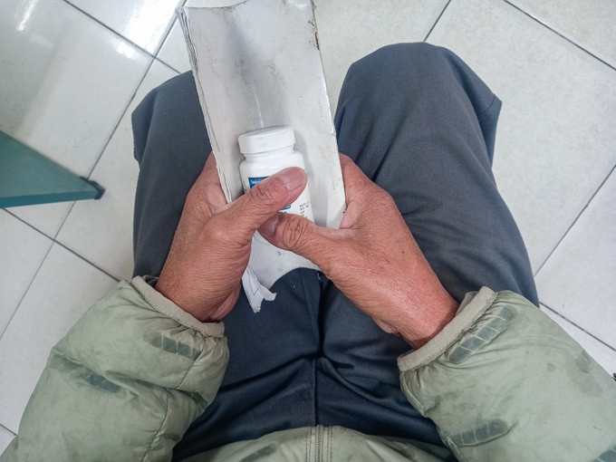 Hàng tháng anh Tùng đều đặn đến Bệnh viện 09 lấy thuốc.