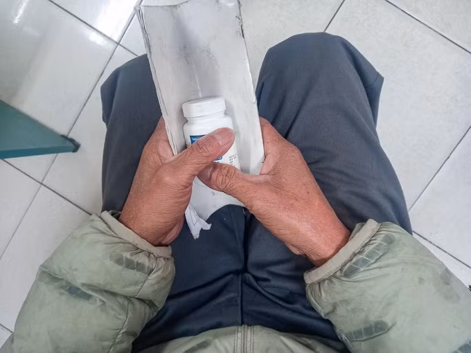 Hàng tháng anh Tùng đều đặn đến Bệnh viện 09 lấy thuốc. Hàng tháng anh Tùng đều đặn đến Bệnh viện 09 lấy thuốc.