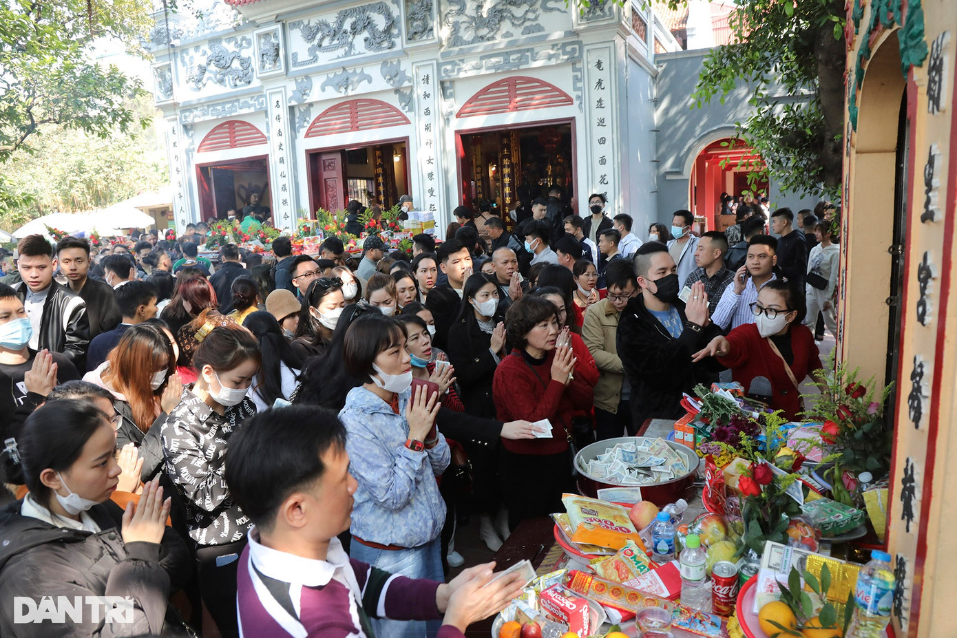 Nếu so với các ngày rằm như rằm tháng Bảy; rằm tháng Giêng; rằm Trung thu... thì ngày mùng Một tháng Chạp không nhiều người đi lễ bằng song mọi người dân đều mong muốn cầu khấn cho mọi điều xui xẻo không theo sang năm mới.