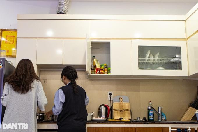 Cặp đôi nghĩ tìm mua nhà chung cư cũng... "đơn giản", cho đến khi bắt đầu đi xem nhà. (Ảnh: Minh Nhân). Cặp đôi nghĩ tìm mua nhà chung cư cũng... "đơn giản", cho đến khi bắt đầu đi xem nhà. (Ảnh: Minh Nhân).