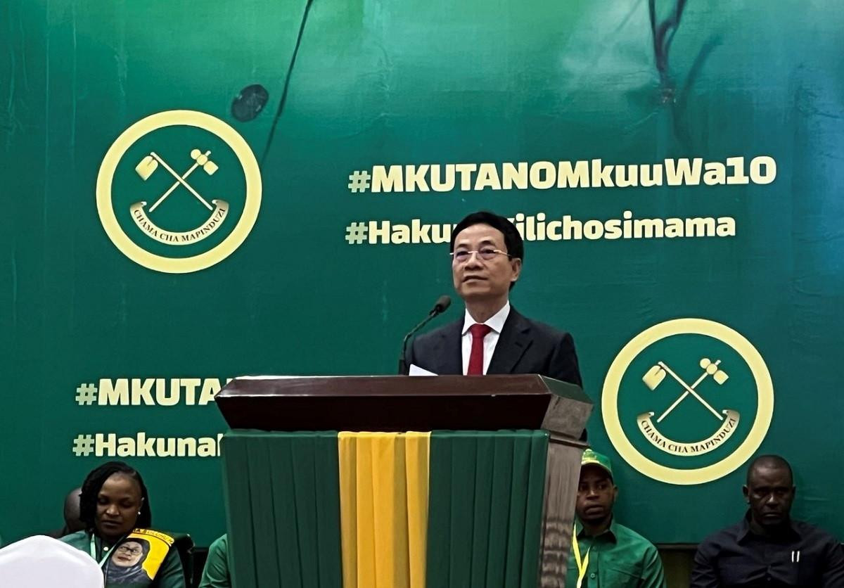 Đồng chí Nguyễn Mạnh Hùng phát biểu tại phiên khai mạc Đại hội lần thứ X Đảng CCM