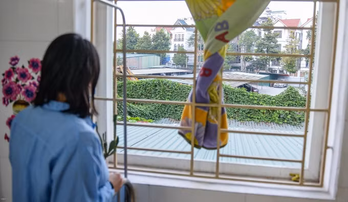 Mỗi lần buồn, chán chuyện gia đình Hoa lại tìm đến ma túy bầu bạn. Mỗi lần buồn, chán chuyện gia đình Hoa lại tìm đến ma túy bầu bạn.