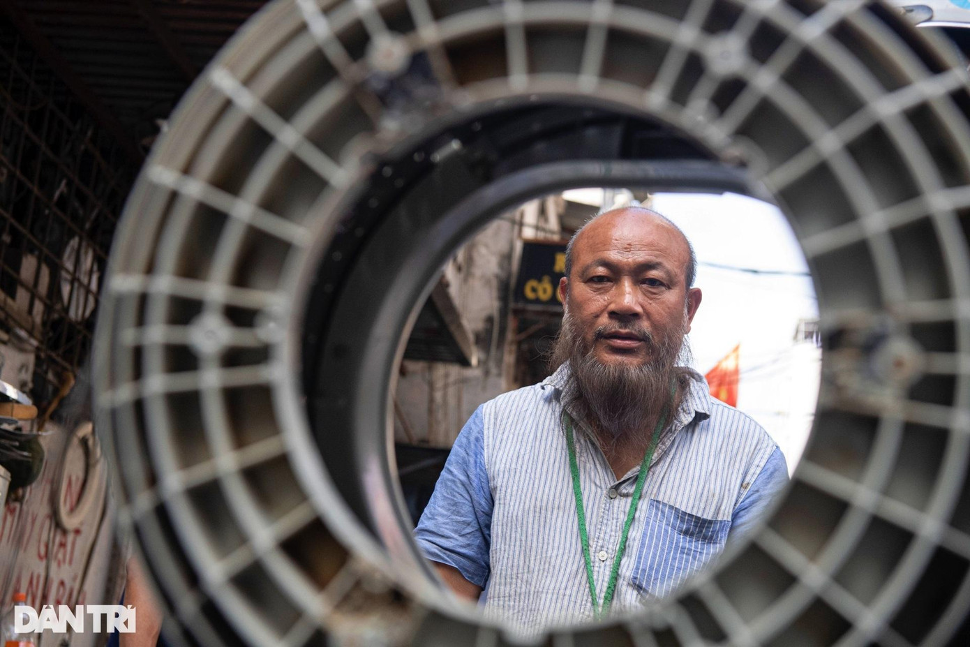 "Trung bình mỗi tháng tôi kiếm được 100 triệu đồng, cao điểm 150 triệu đồng, nhưng vẫn chưa là gì so với sức khỏe và chất xám đã bỏ ra. Tôi nghĩ mình có thể kiếm nhiều hơn thế nữa. Công việc tuy đơn giản, nhưng tôi tự hào đã đào tạo ra nhiều thế hệ học viên, đều đã trở thành 'tỷ phú' với mức thu nhập cao", ông Nhân cho biết. "Trung bình mỗi tháng tôi kiếm được 100 triệu đồng, cao điểm 150 triệu đồng, nhưng vẫn chưa là gì so với sức khỏe và chất xám đã bỏ ra. Tôi nghĩ mình có thể kiếm nhiều hơn thế nữa. Công việc tuy đơn giản, nhưng tôi tự hào đã đào tạo ra nhiều thế hệ học viên, đều đã trở thành 'tỷ phú' với mức thu nhập cao", ông Nhân cho biết.