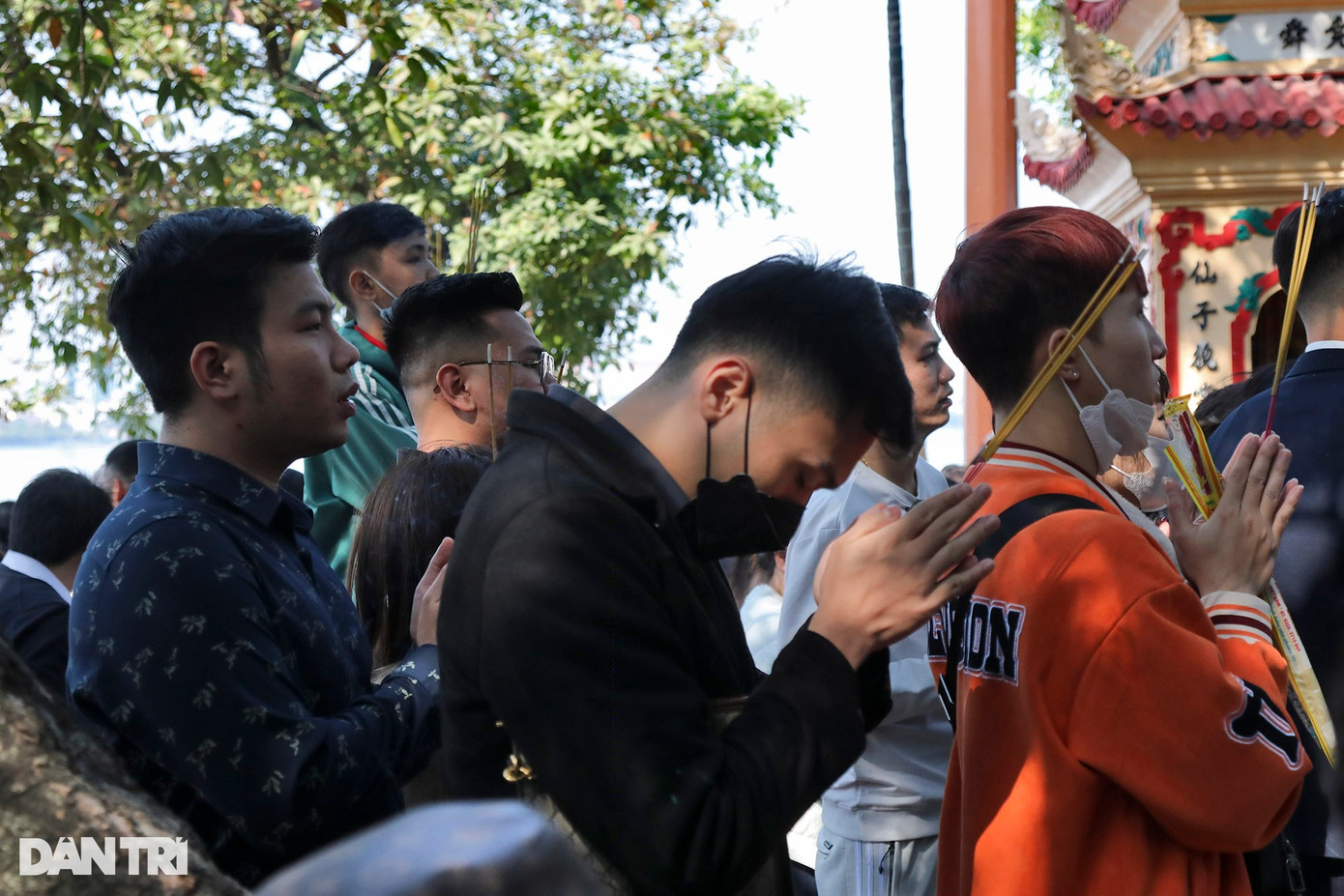 Trong ngày mùng Một cuối cùng của năm Nhâm Dần, ai cũng muốn đi lễ tại các chùa, đền, đình, phủ... chứ không chỉ là phủ Tây Hồ.