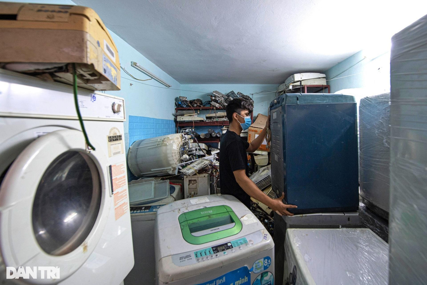 Mặt sau căn nhà là khu vực máy giặt đã được sửa chữa hoàn thiện. Phan Văn Vũ, 23 tuổi, nghỉ học sớm, được anh rể dẫn từ Huế ra cửa hàng của ông Nhân học nghề cách đây 4 - 5 tháng. Vũ phụ giúp mọi người những công việc lặt vặt, từ đó học nghề và tích lũy kinh nghiệm hi vọng sau này có thể tự lập. Mặt sau căn nhà là khu vực máy giặt đã được sửa chữa hoàn thiện. Phan Văn Vũ, 23 tuổi, nghỉ học sớm, được anh rể dẫn từ Huế ra cửa hàng của ông Nhân học nghề cách đây 4 - 5 tháng. Vũ phụ giúp mọi người những công việc lặt vặt, từ đó học nghề và tích lũy kinh nghiệm hi vọng sau này có thể tự lập.