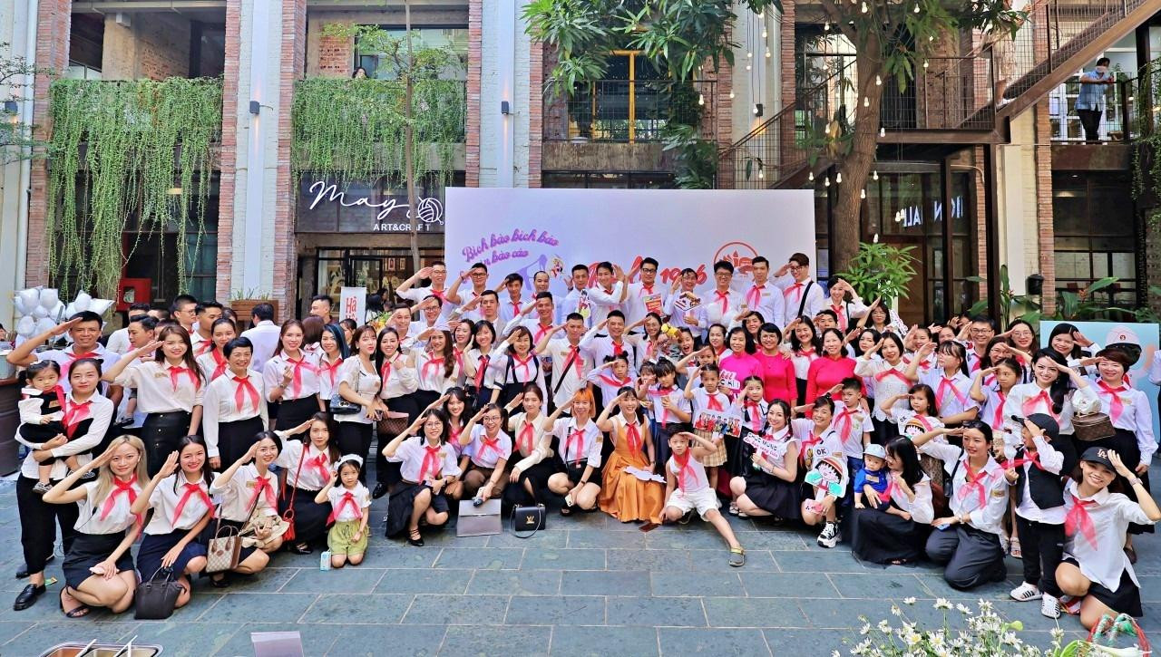 Khách mời, cô dâu chú rể đều mặc đồng phục, đeo khăn quàng đỏ.