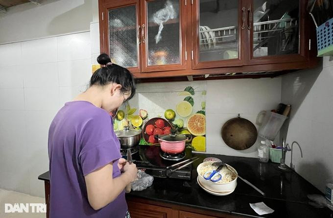 Sau 11 năm thuê trọ, vợ chồng chị Huyền quyết định vay mượn thêm để mua nhà. (Ảnh: H. A) Sau 11 năm thuê trọ, vợ chồng chị Huyền quyết định vay mượn thêm để mua nhà. (Ảnh: H. A)