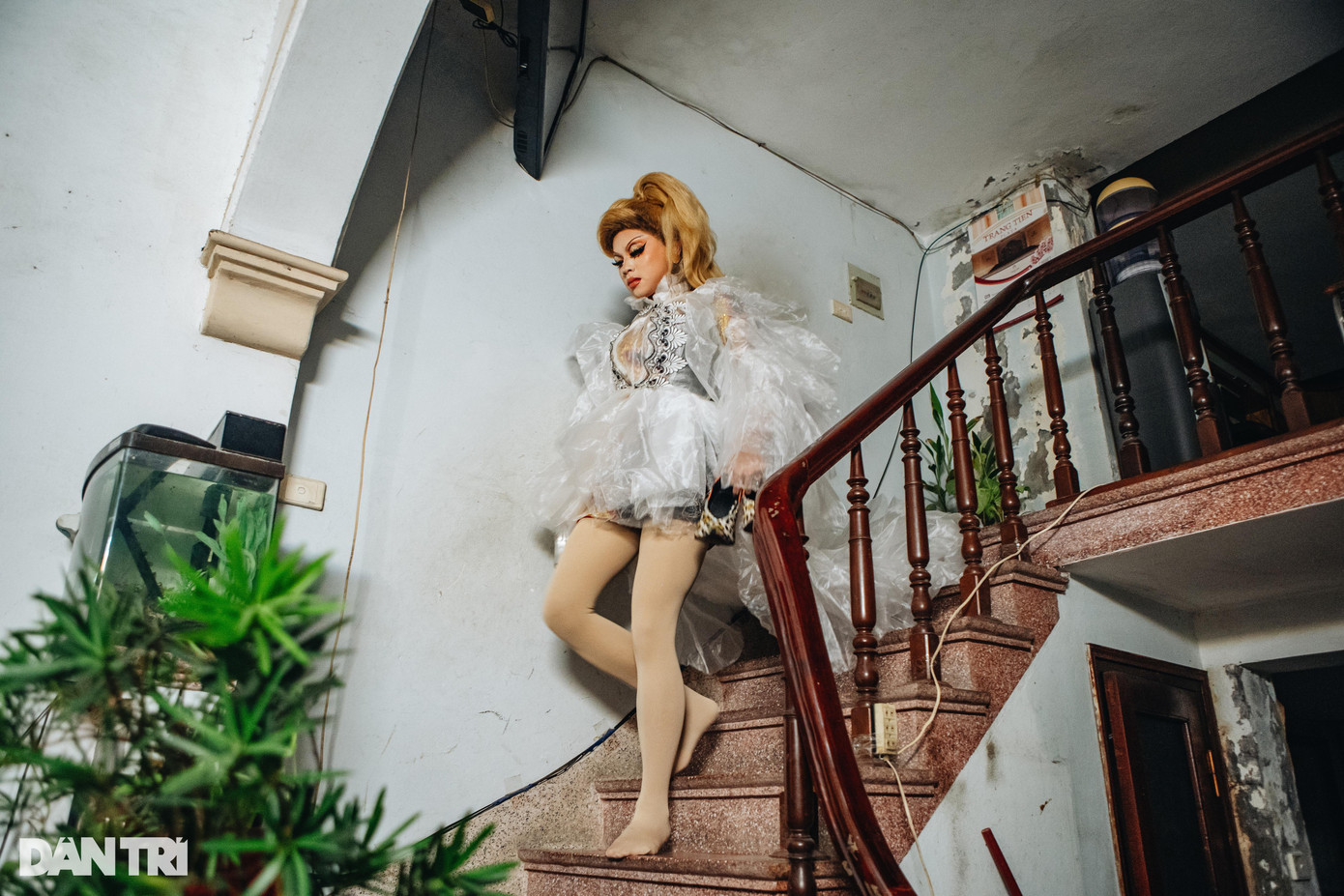 22h30, Fiona nhẹ nhàng xuống phố. Cô cầm đôi guốc 15cm trên tay, sẵn sàng làm vài đường catwalk điệu nghệ.