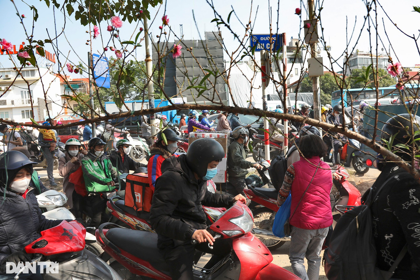 Thời điểm này công sở đang là giờ nghỉ trưa, lượng người đổ về phủ Tây Hồ tăng đột biến khiến đoạn đường nhỏ càng thêm quá tải.