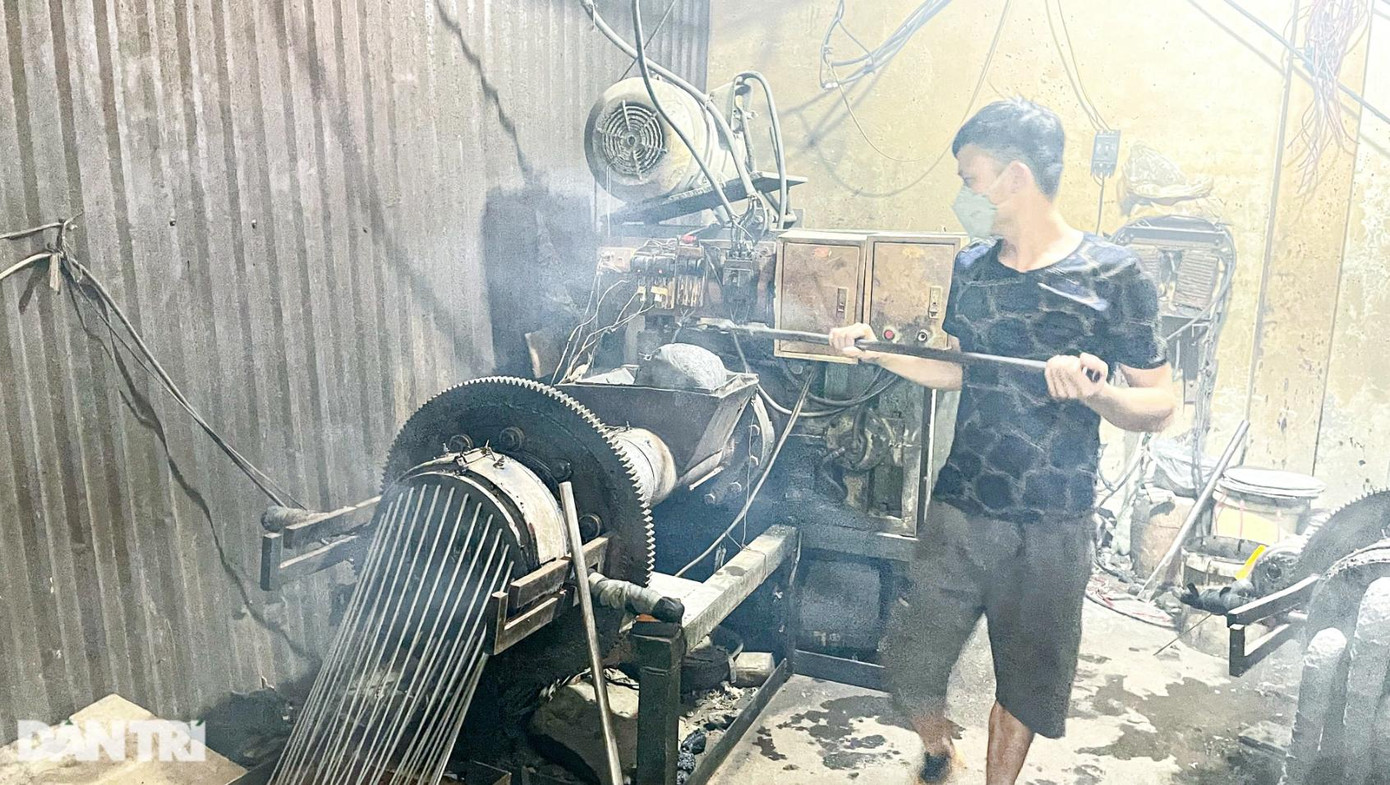 Nilon sau khi "giặt" nhanh sẽ được nung chảy, thợ quật dùng xẻng xúc khối nhựa cho vào máy để tạo hạt.