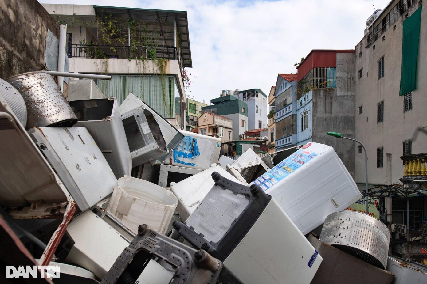 Mái nhà chất đống đủ loại lồng, vỏ máy giặt các hãng. Sau khi thu mua các thiết bị như máy giặt, điều hòa, tủ lạnh,… nhóm thợ của ông Nhân sẽ đánh giá chất lượng. Nếu thiết bị còn tốt, họ sẽ sửa chữa và bán lại với giá chỉ từ 1 - 1,4 triệu đồng/chiếc, rẻ hơn nhiều so với mua mới. Nếu thiết bị cần thay thế, họ sẽ tìm kiếm các loại linh kiện điện tử khác nhau, có thể không cùng hãng rồi lắp ráp, tạo nên một thành phẩm hoàn chỉnh. Ngoài nhóm khách hàng chính là những người thợ sửa chữa điện tử mua các linh kiện điện tử, thì sinh viên và những người lao động thu nhập thấp cũng thường xuyên tìm đến cửa hàng của ông Nhân để mua các thiết bị với giá rẻ, độ bền trung bình 5 năm, thậm chí hơn 10 năm. Mái nhà chất đống đủ loại lồng, vỏ máy giặt các hãng. Sau khi thu mua các thiết bị như máy giặt, điều hòa, tủ lạnh,… nhóm thợ của ông Nhân sẽ đánh giá chất lượng. Nếu thiết bị còn tốt, họ sẽ sửa chữa và bán lại với giá chỉ từ 1 - 1,4 triệu đồng/chiếc, rẻ hơn nhiều so với mua mới. Nếu thiết bị cần thay thế, họ sẽ tìm kiếm các loại linh kiện điện tử khác nhau, có thể không cùng hãng rồi lắp ráp, tạo nên một thành phẩm hoàn chỉnh. Ngoài nhóm khách hàng chính là những người thợ sửa chữa điện tử mua các linh kiện điện tử, thì sinh viên và những người lao động thu nhập thấp cũng thường xuyên tìm đến cửa hàng của ông Nhân để mua các thiết bị với giá rẻ, độ bền trung bình 5 năm, thậm chí hơn 10 năm.