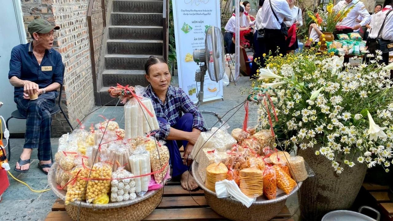 Ánh mời người bán món ăn vặt đến chế biến, bán trực tiếp tại bữa tiệc.