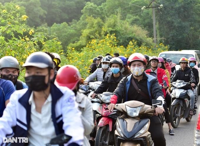 Tình cảnh đông đúc bên trong Vườn Quốc gia Ba Vì đã xảy ra nhiều năm nay, BQL liên tục cảnh báo du khách đảm bảo an toàn. (Ảnh: Toàn Vũ).