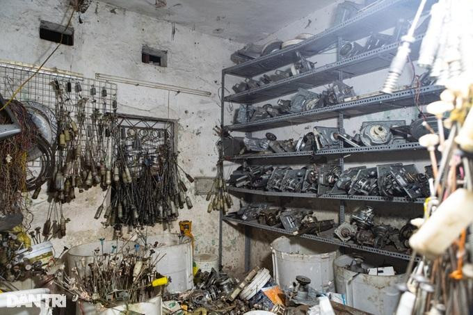 Ông Nhân khẳng định cửa hàng có những mặt hàng "độc, hiếm" mà không phải đâu cũng có. (Ảnh: Minh Nhân). Ông Nhân khẳng định cửa hàng có những mặt hàng "độc, hiếm" mà không phải đâu cũng có. (Ảnh: Minh Nhân).