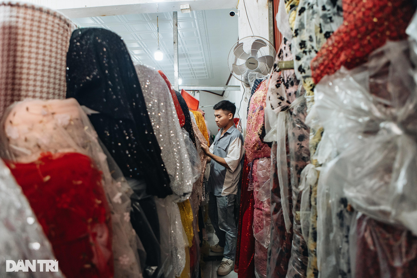 Phong cùng hội bạn Drag Queen đến chợ Ninh Hiệp (Gia Lâm) chọn mua vải may trang phục.