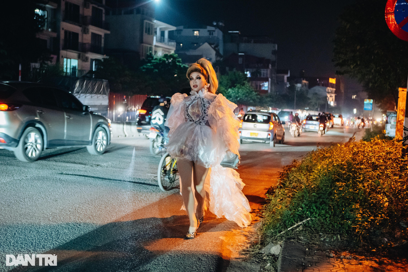 Không còn ngại ngùng, Fiona tự tin phô diễn bản chất Drag Queen với mọi người.