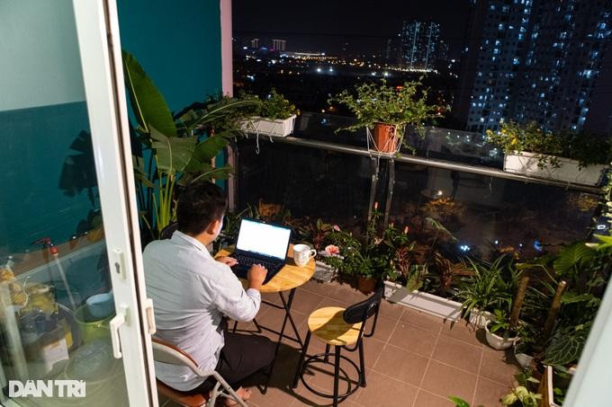 Ban công thoáng đãng với nhiều cây xanh trở thành nơi làm việc lý tưởng của anh Nhật. (Ảnh: Minh Nhân). Ban công thoáng đãng với nhiều cây xanh trở thành nơi làm việc lý tưởng của anh Nhật. (Ảnh: Minh Nhân).