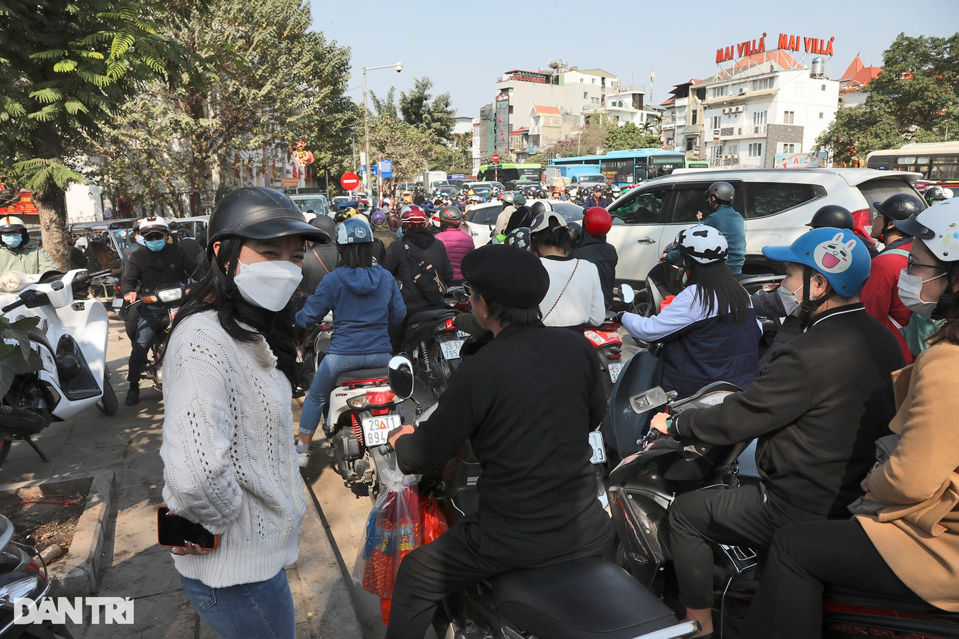 Nhiều người đã phải dắt tạm xe lên vỉa hè chờ đợi. Một lượng lớn người tham gia giao thông tại đây đang hướng về phủ Tây Hồ để đi lễ ngày mùng Một cuối cùng trong năm Nhâm Dần.