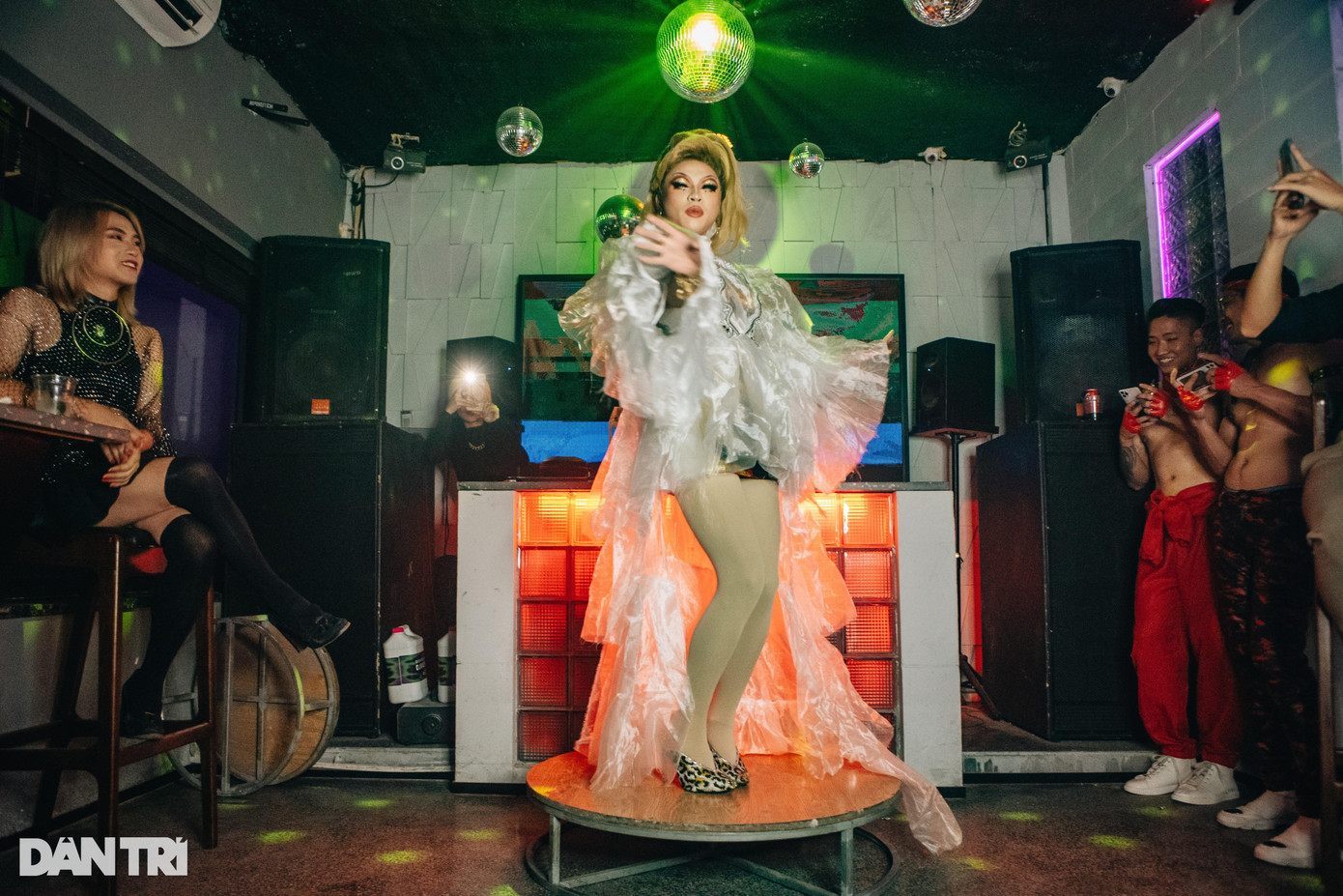 "Cô nàng" tỏa sáng, thỏa khát khao được là chính mình.