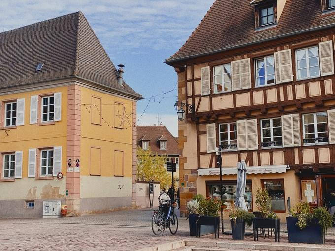 Vợ chồng chị Hương từng đặt phòng trong khách sạn 4 sao ở Colmar (Pháp) với giá 1,7 triệu đồng/đêm hay nghỉ tại khách sạn 3 sao ở khu phố Vieux Colombier, Paris có giá 3,5 triệu đồng/đêm. Trong hình là Colmar, Pháp (Ảnh: Huong Hainy). Vợ chồng chị Hương từng đặt phòng trong khách sạn 4 sao ở Colmar (Pháp) với giá 1,7 triệu đồng/đêm hay nghỉ tại khách sạn 3 sao ở khu phố Vieux Colombier, Paris có giá 3,5 triệu đồng/đêm. Trong hình là Colmar, Pháp (Ảnh: Huong Hainy).