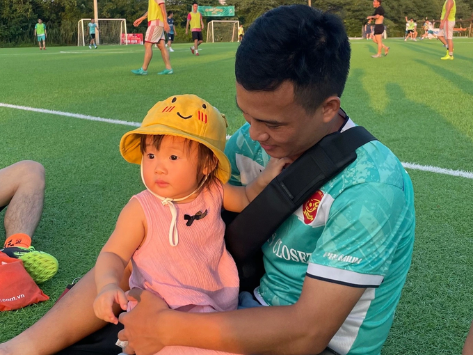 Bé Cam được bố đưa đi tham gia nhiều hoạt động cùng mình. (Ảnh: H.T). Bé Cam được bố đưa đi tham gia nhiều hoạt động cùng mình. (Ảnh: H.T).