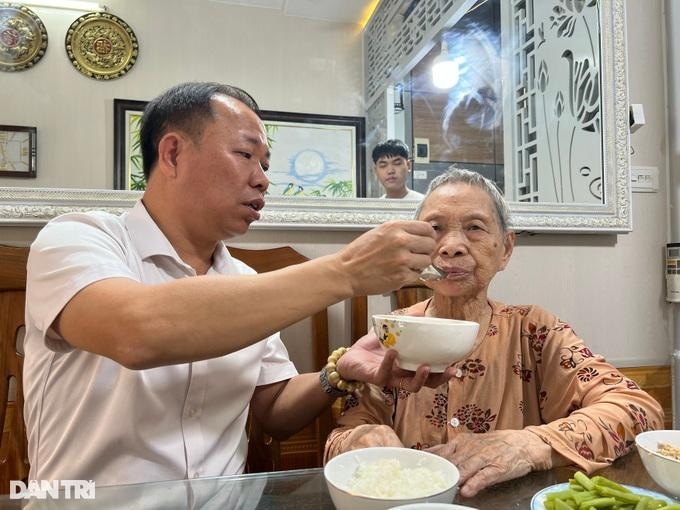 Ông Hương chia sẻ rằng, được chăm sóc mẹ là phúc của con cháu trong nhà. (Ảnh: P.H.H). Ông Hương chia sẻ rằng, được chăm sóc mẹ là phúc của con cháu trong nhà. (Ảnh: P.H.H).