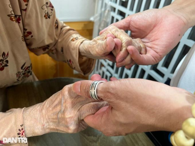 "Đôi tay mẹ đã tảo tần vì tôi. Tôi mong có thật nhiều thời gian để chăm sóc cho mẹ", ông Hương chia sẻ. (Ảnh: P.H.H). "Đôi tay mẹ đã tảo tần vì tôi. Tôi mong có thật nhiều thời gian để chăm sóc cho mẹ", ông Hương chia sẻ. (Ảnh: P.H.H).