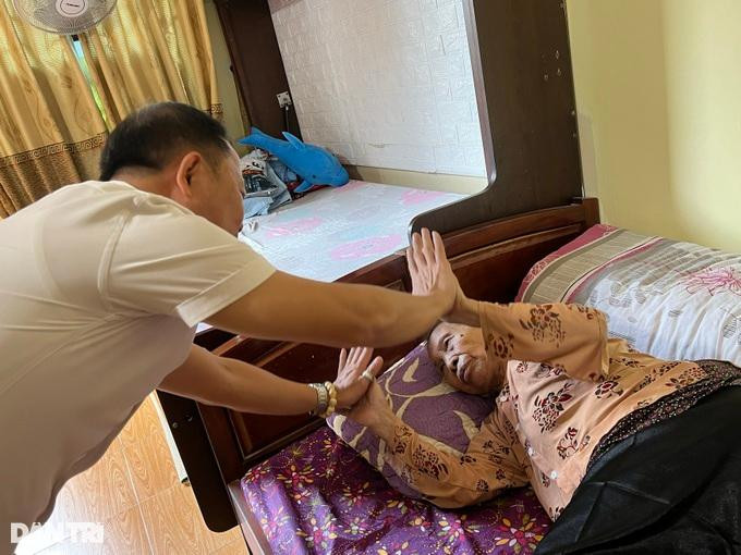 Ông Hương thường cùng mẹ thực hiện những động tác vui nhộn, trẻ trung. (Ảnh: P.H.H). Ông Hương thường cùng mẹ thực hiện những động tác vui nhộn, trẻ trung. (Ảnh: P.H.H).